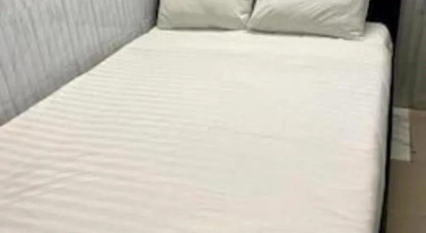 Bed in Tropical Daisy