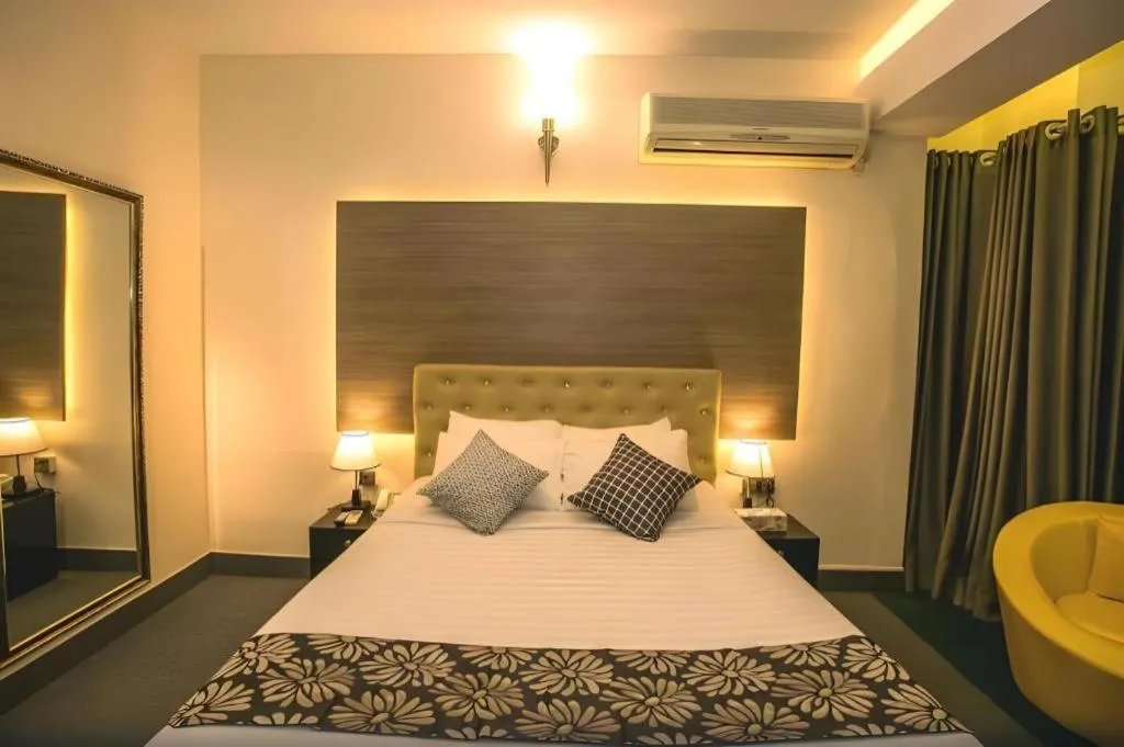 Bed in Tropical Daisy