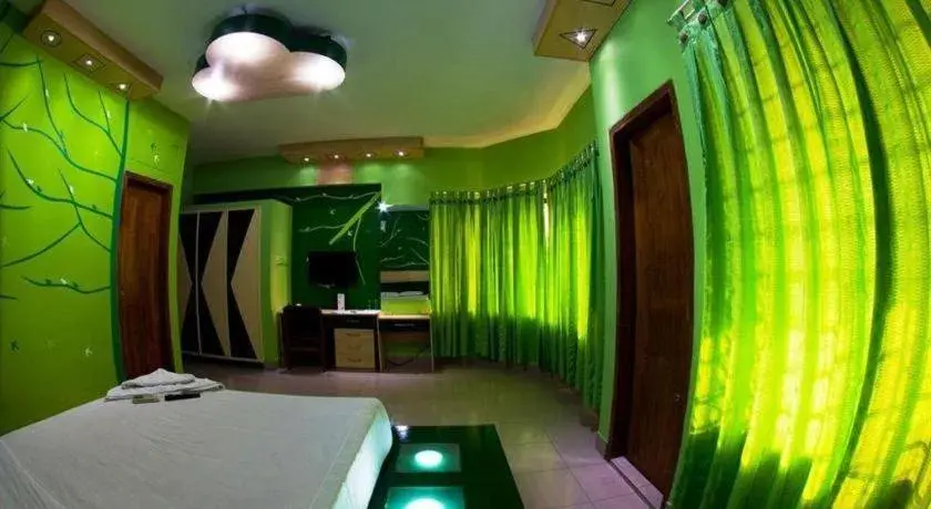 Bed in Tropical Daisy Bed in Tropical Daisy