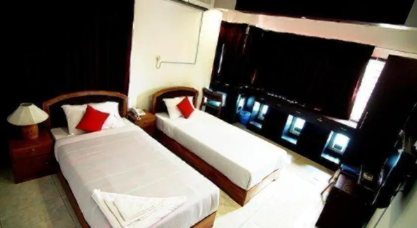 Bed in Tropical Daisy