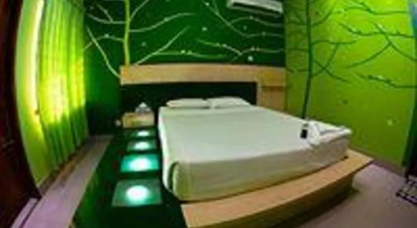 Bed in Tropical Daisy