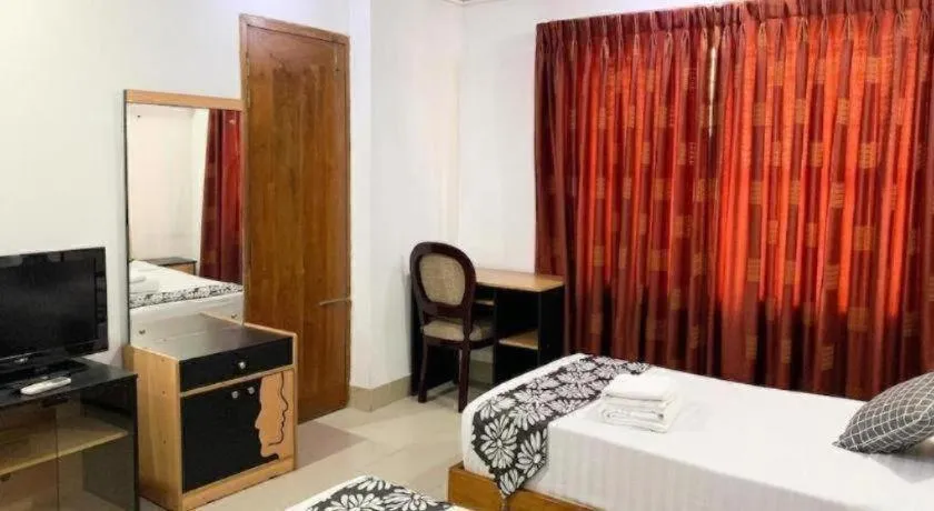 Bed in Tropical Daisy