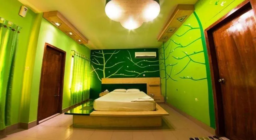 Bed in Tropical Daisy