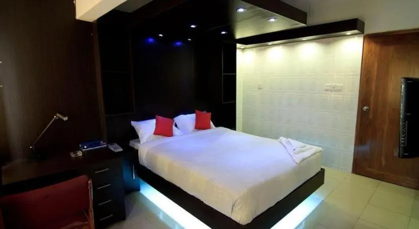 Bed in Tropical Daisy