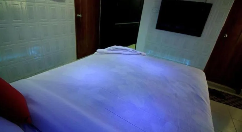 Bed in Tropical Daisy