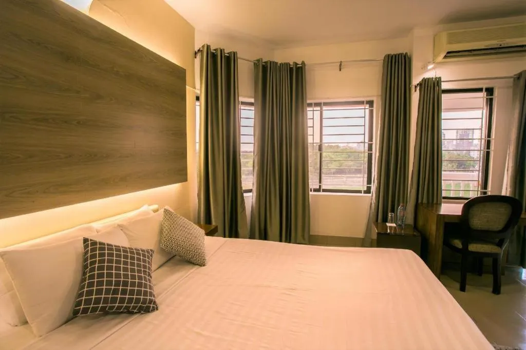 Bed in Tropical Daisy