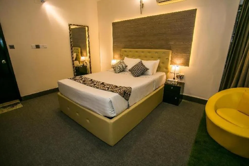 Bed in Tropical Daisy