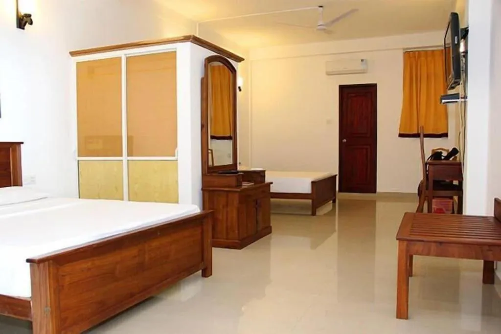 Bed in OYO 246 Roy Villa Beach Hotel