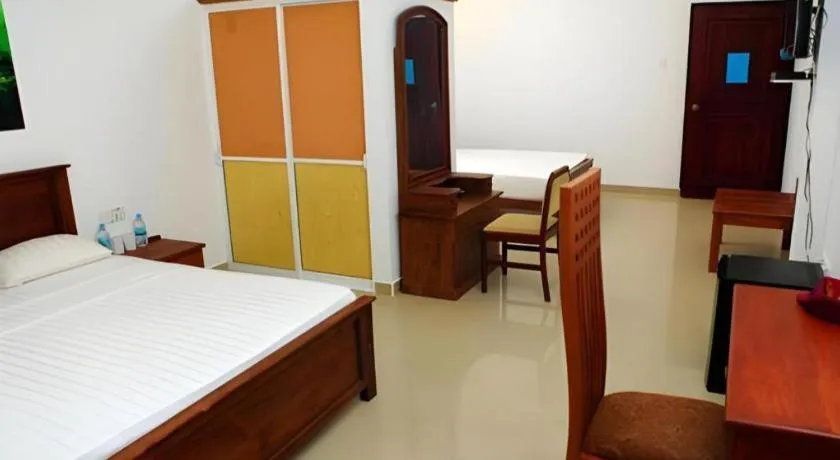 Bed in OYO 246 Roy Villa Beach Hotel