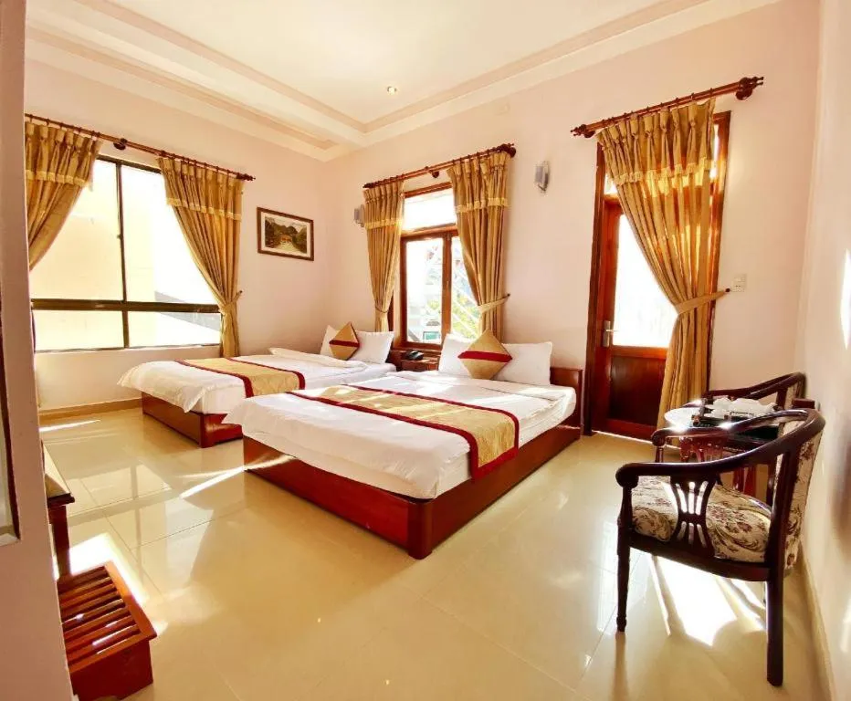 Bed in Gold Night Hotel