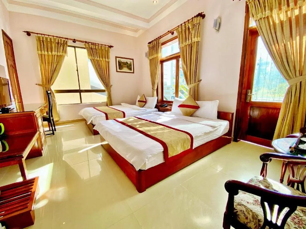 Bed in Gold Night Hotel