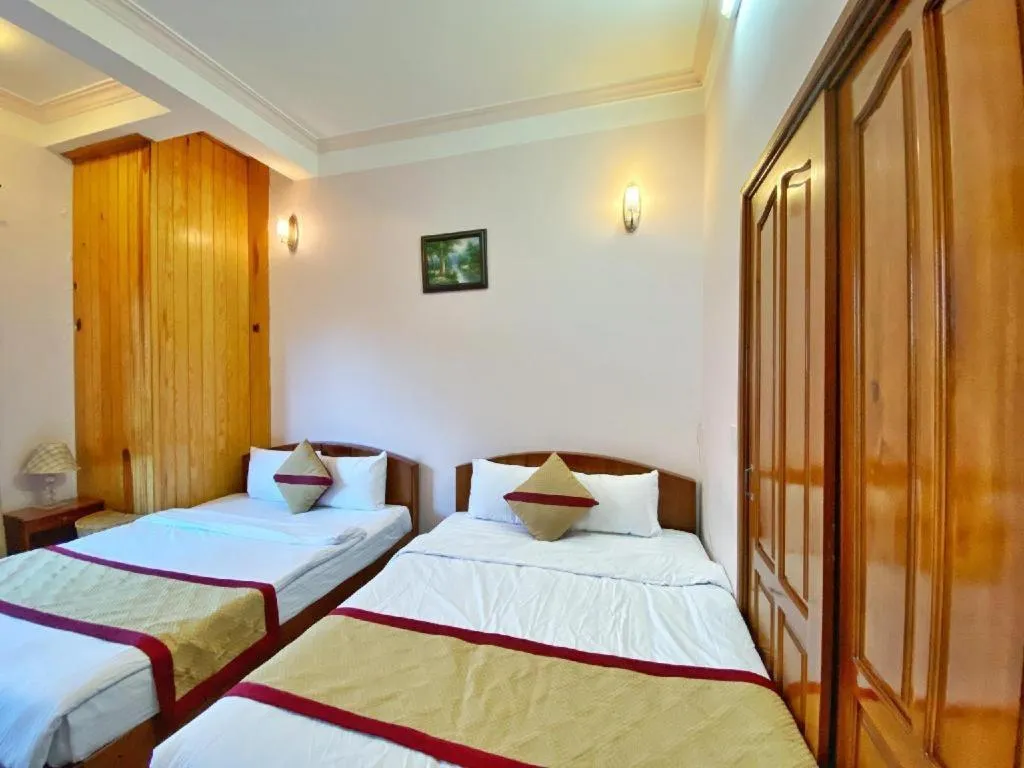 Bed in Gold Night Hotel