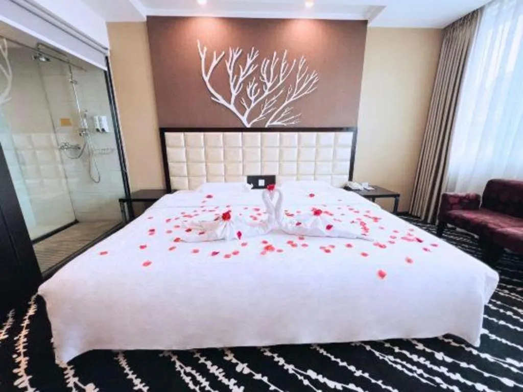 Bed in Kunming Long Way Hotel