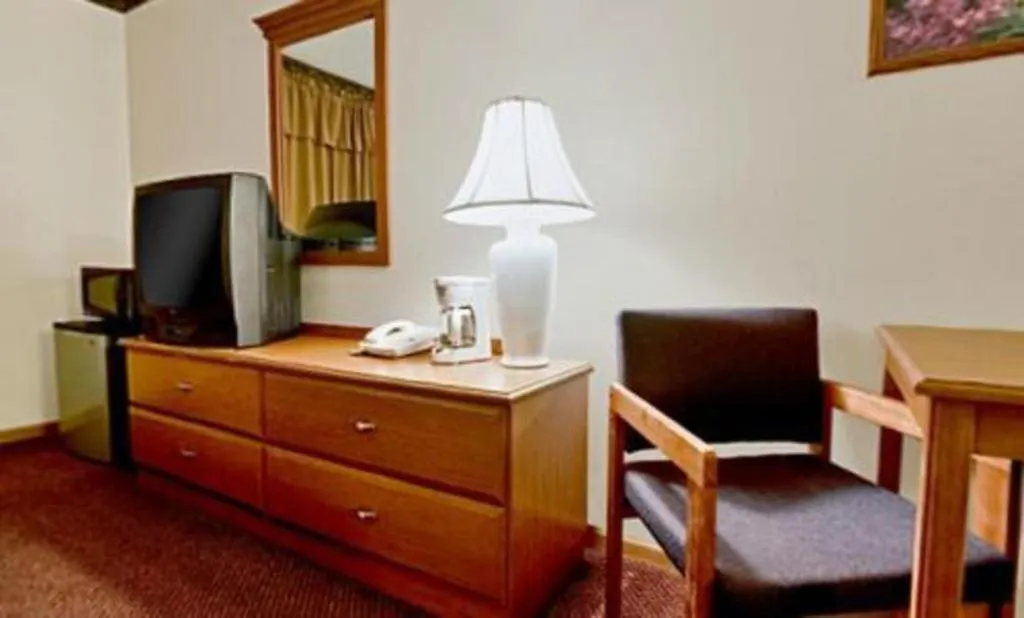 Americas Best Value Inn & Suites Thief River Falls