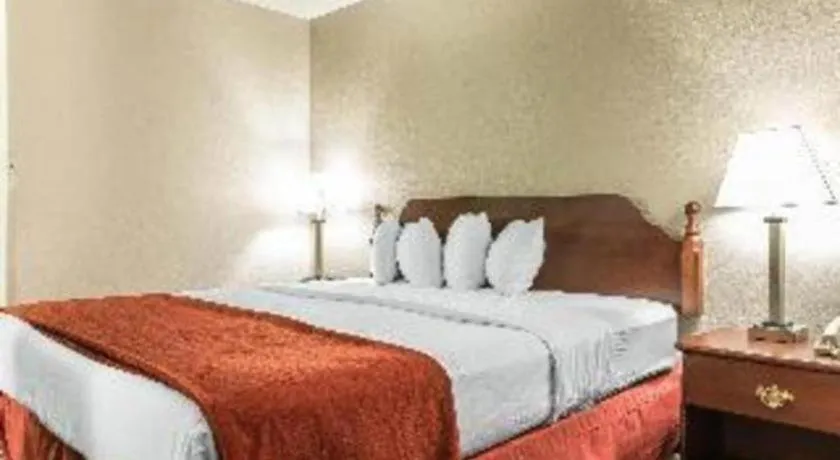 Bed in Suburban Studios Mason Hwy 42