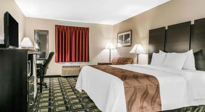 Bed in Suburban Studios Mason Hwy 42 Bed in Suburban Studios Mason Hwy 42