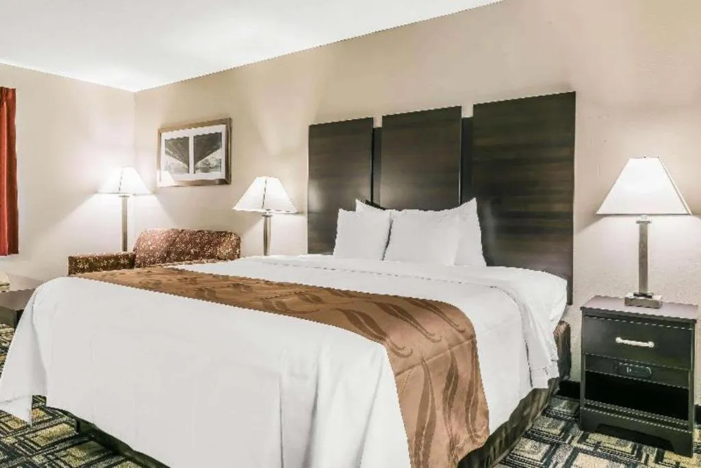 Bed in Suburban Studios Mason Hwy 42