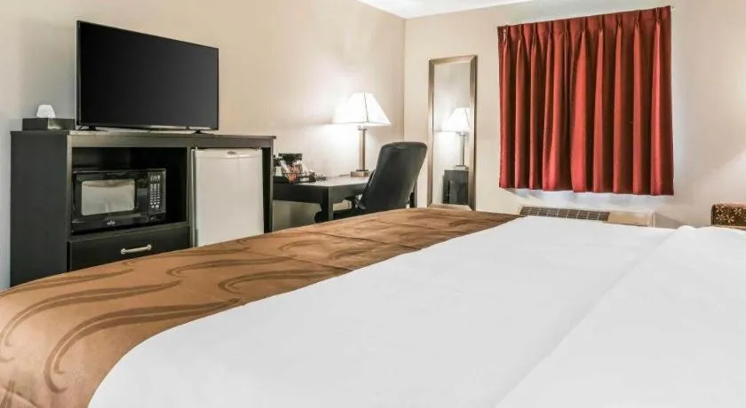 Bed in Suburban Studios Mason Hwy 42