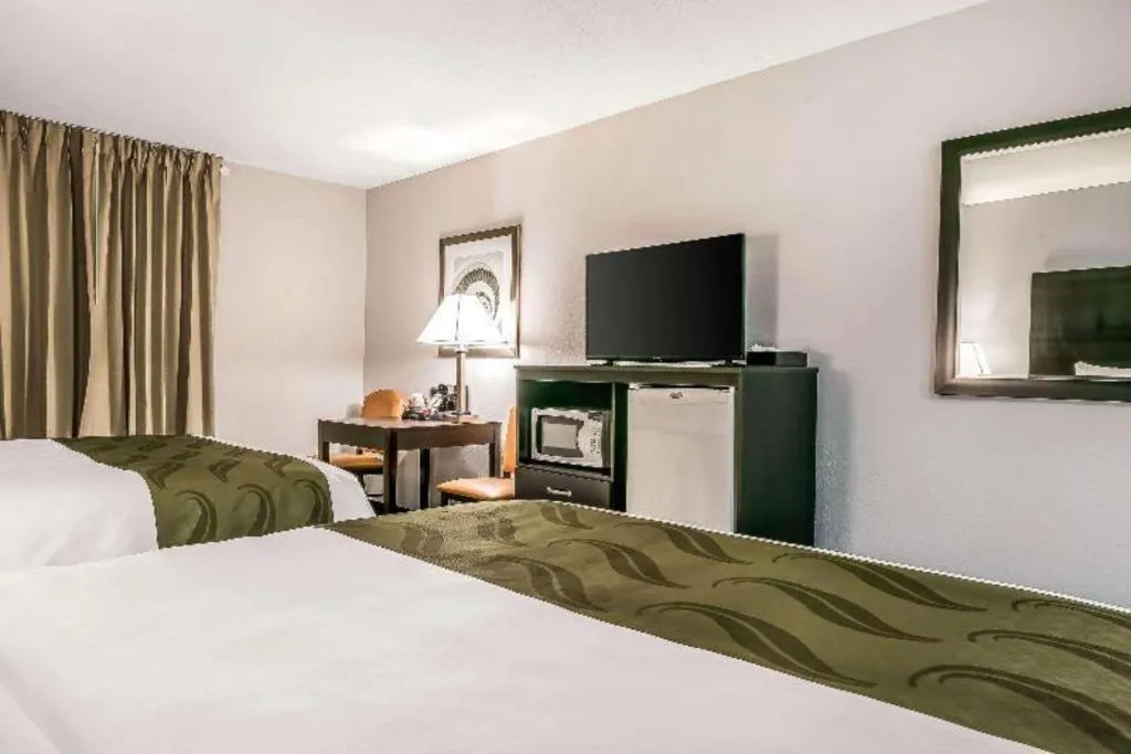 Bed in Suburban Studios Mason Hwy 42