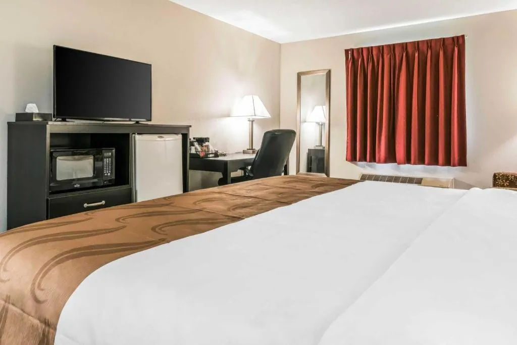 Bed in Suburban Studios Mason Hwy 42