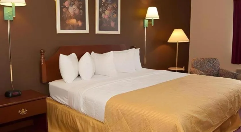 Bed in Suburban Studios Mason Hwy 42