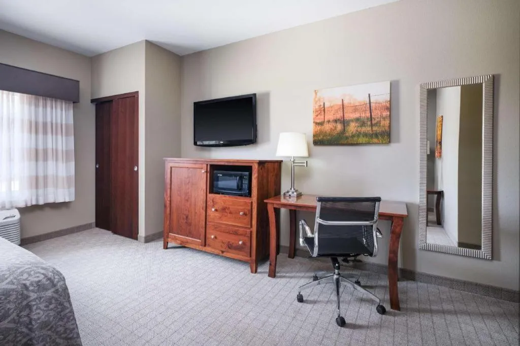 Bed in Green Mill Village Hotel & Suites, BW Signature Collection