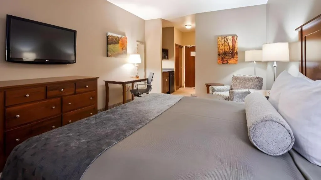 Bed in Green Mill Village Hotel & Suites, BW Signature Collection