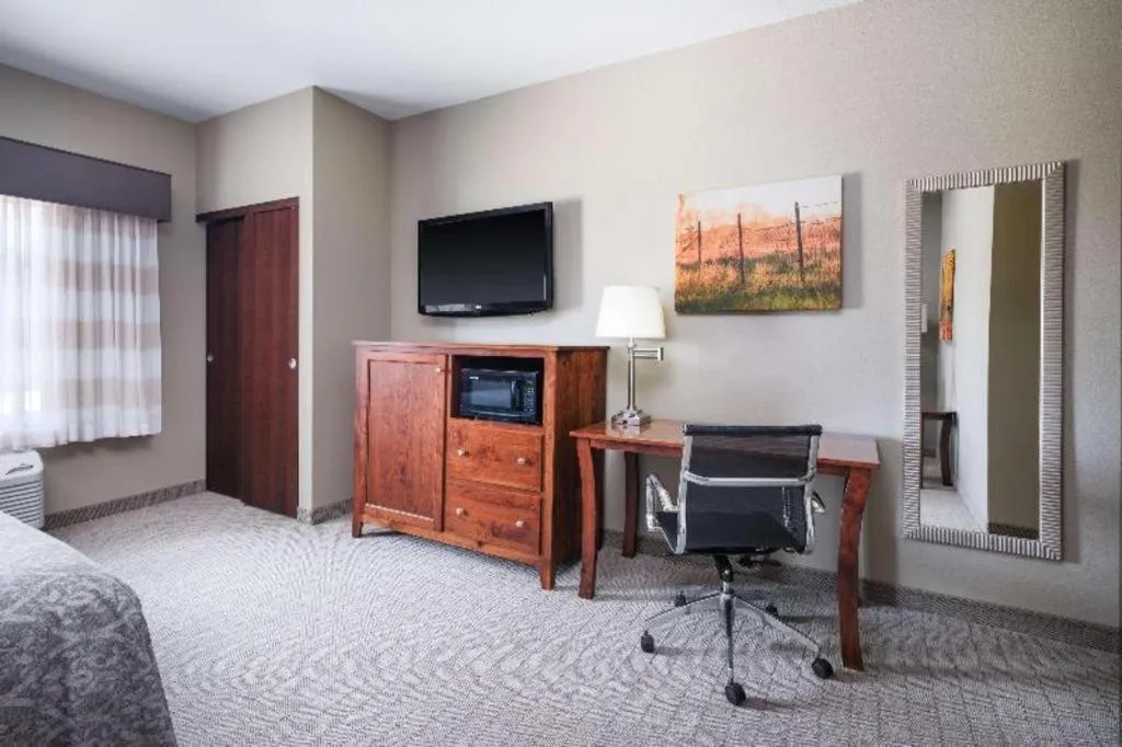 Bed in Green Mill Village Hotel & Suites, BW Signature Collection