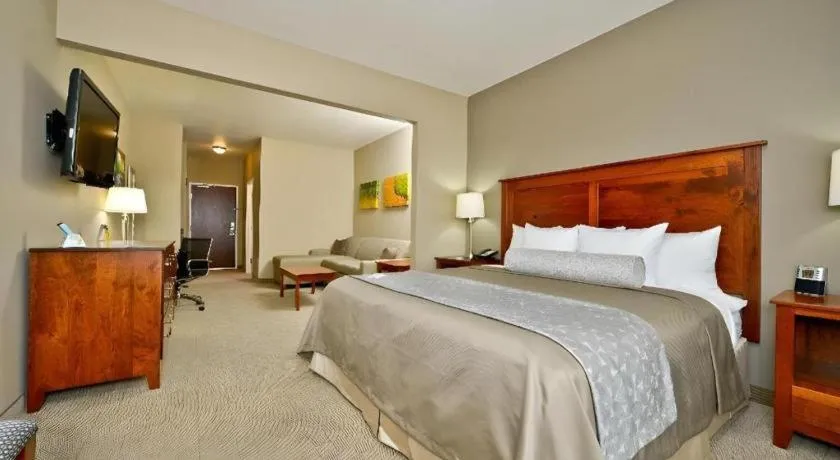 Bed in Green Mill Village Hotel & Suites, BW Signature Collection