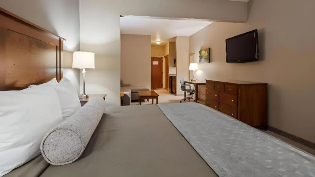 Bed in Green Mill Village Hotel & Suites, BW Signature Collection