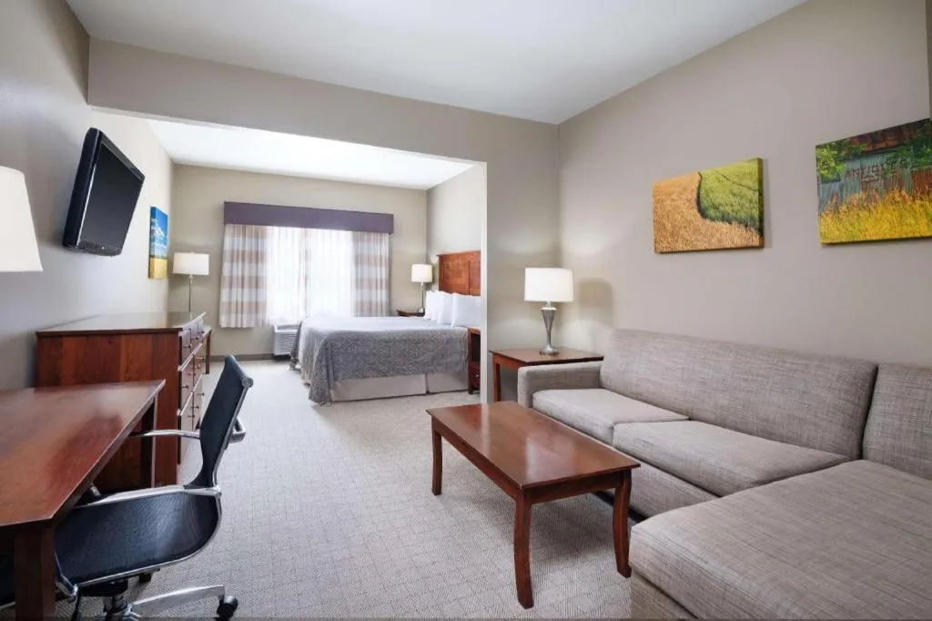 Bed in Green Mill Village Hotel & Suites, BW Signature Collection