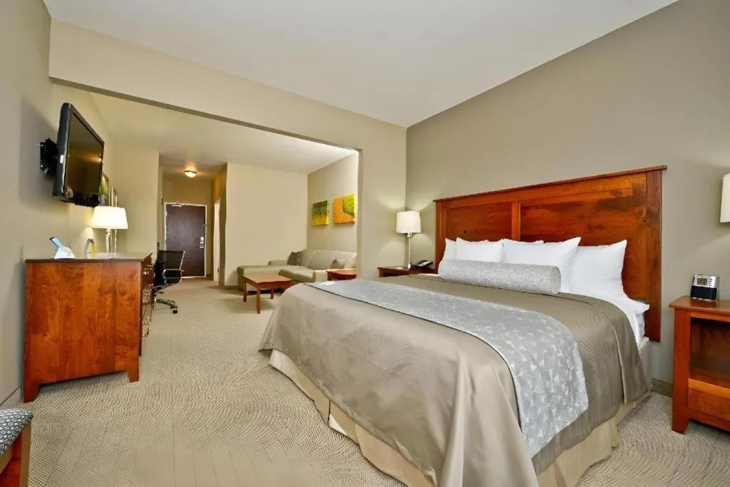 Bed in Green Mill Village Hotel & Suites, BW Signature Collection