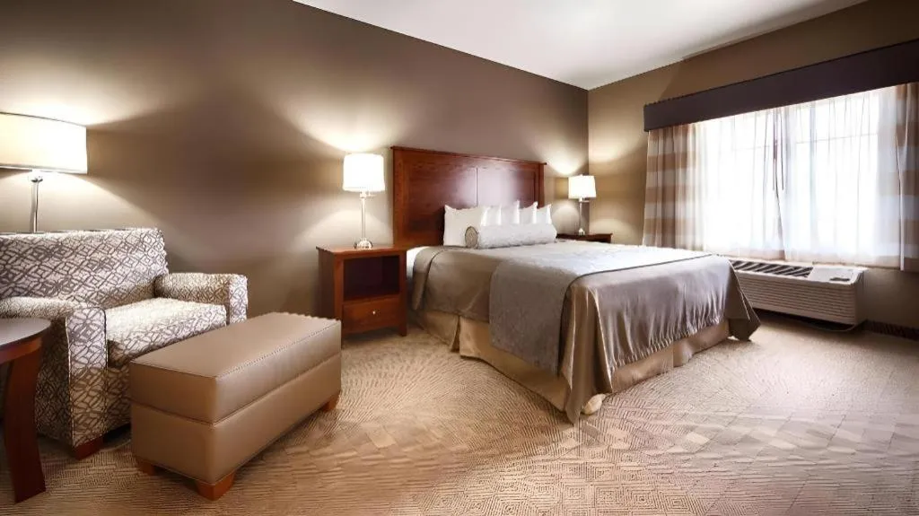Bed in Green Mill Village Hotel & Suites, BW Signature Collection