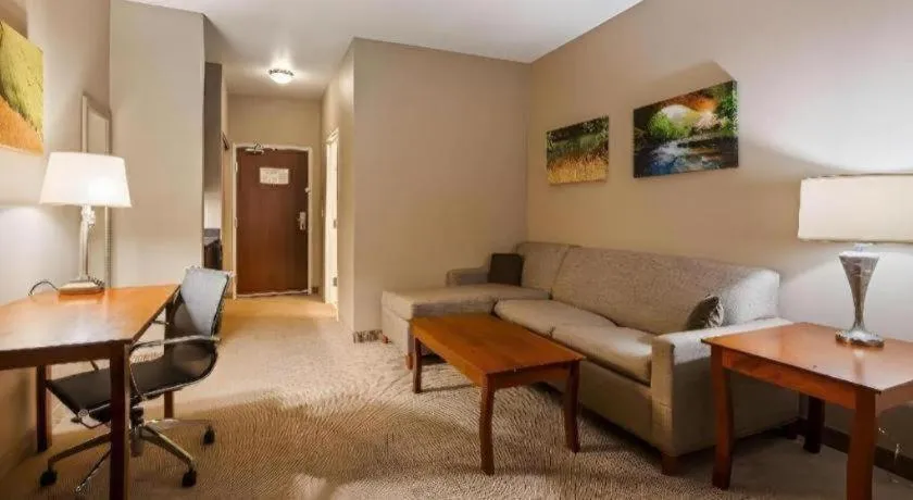 Green Mill Village Hotel & Suites, BW Signature Collection