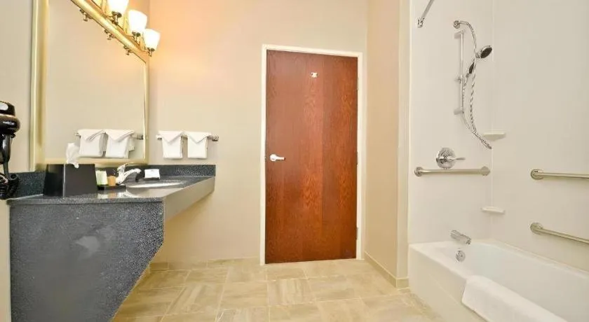 Green Mill Village Hotel & Suites, BW Signature Collection