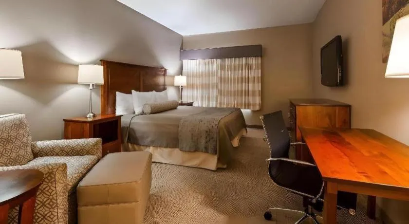 Bed in Green Mill Village Hotel & Suites, BW Signature Collection