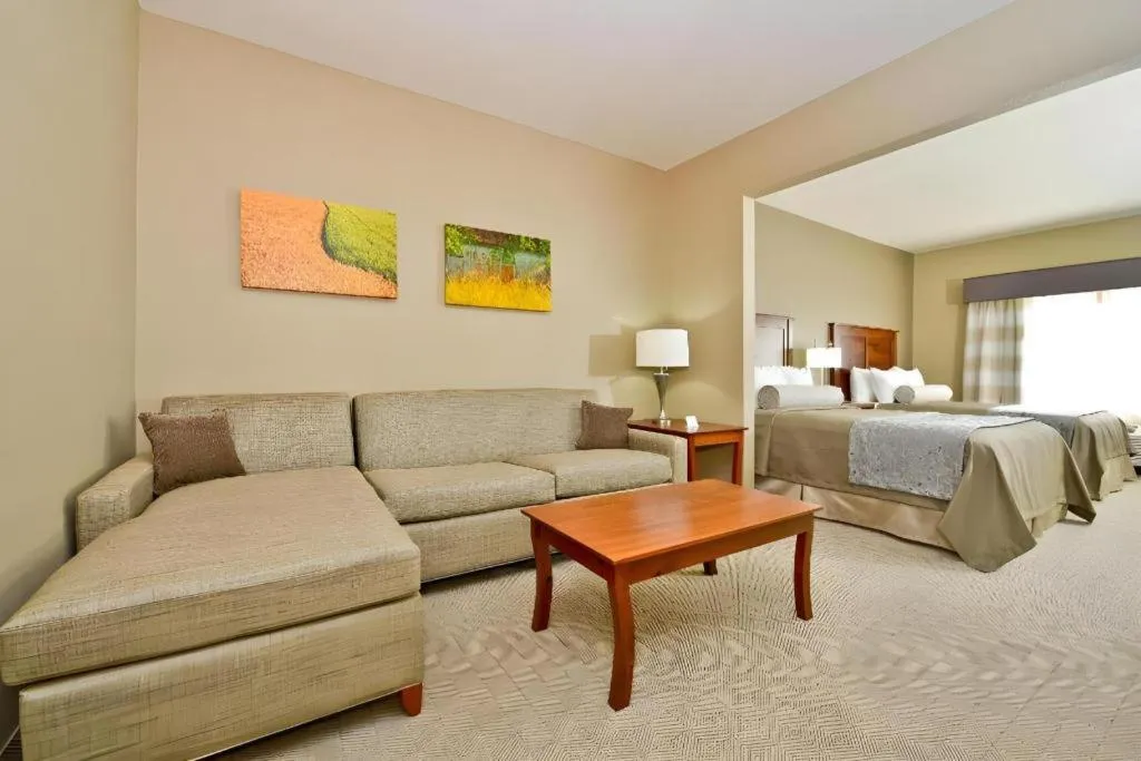 Green Mill Village Hotel & Suites, BW Signature Collection