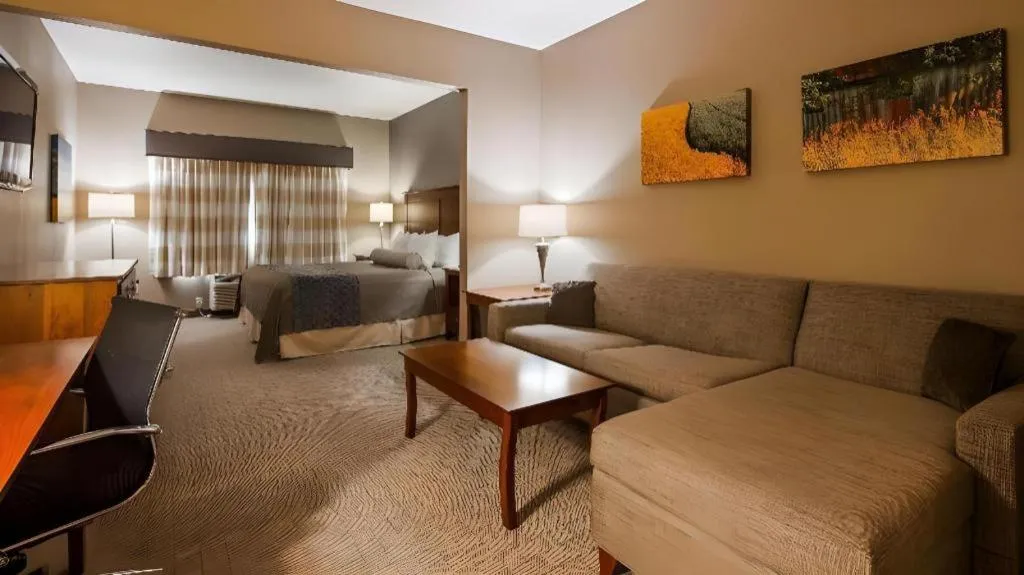 Green Mill Village Hotel & Suites, BW Signature Collection