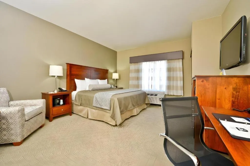 Bed in Green Mill Village Hotel & Suites, BW Signature Collection