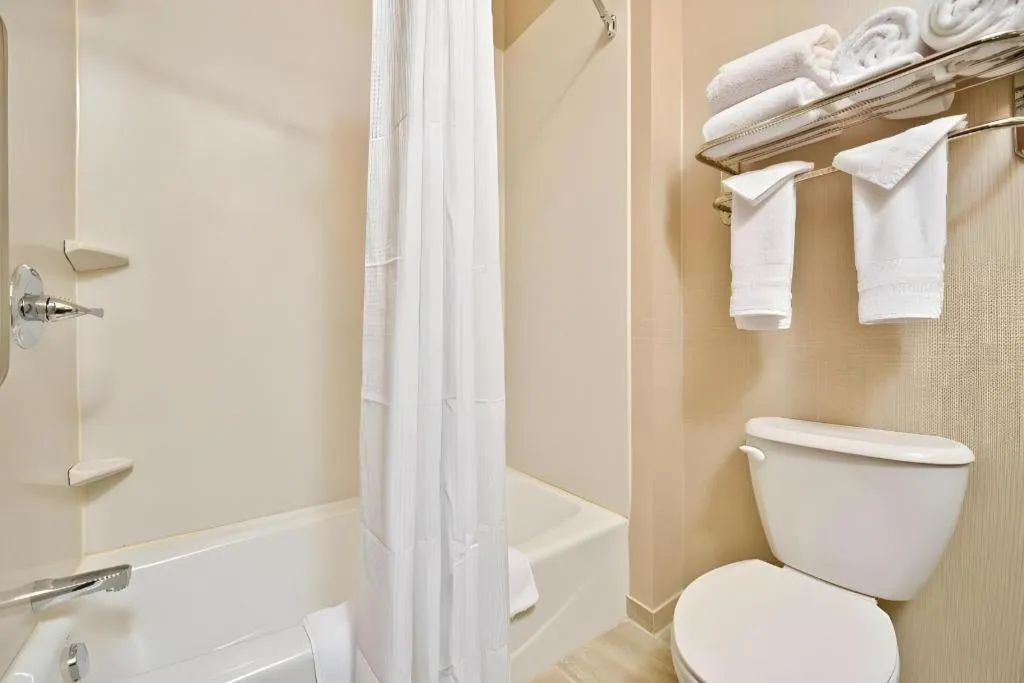 Green Mill Village Hotel & Suites, BW Signature Collection