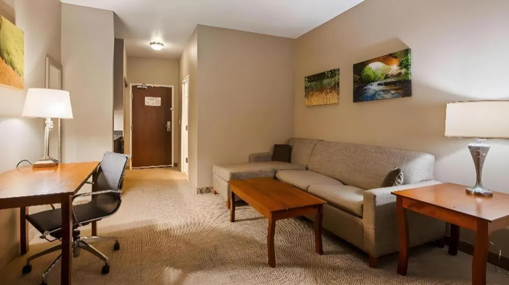 Green Mill Village Hotel & Suites, BW Signature Collection