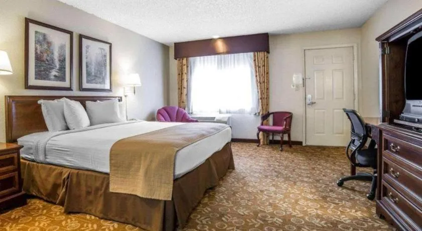 Bed in Quality Inn & Suites Minden