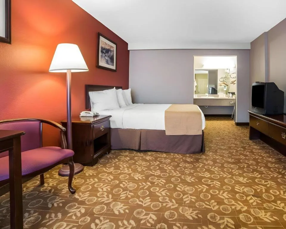 Bed in Quality Inn & Suites Minden