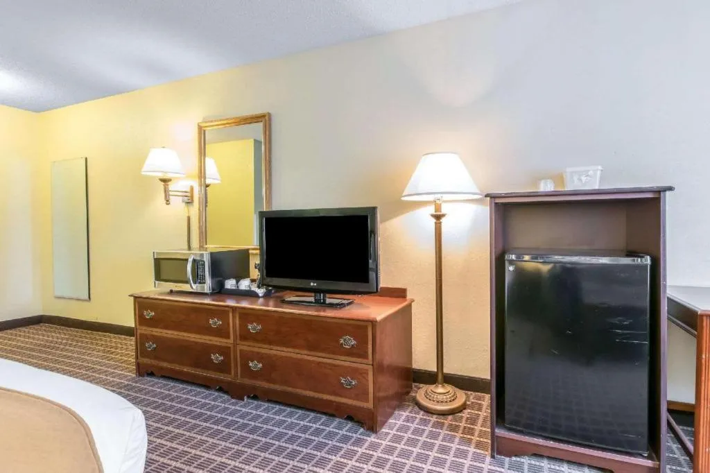 Bed in Quality Inn Danville