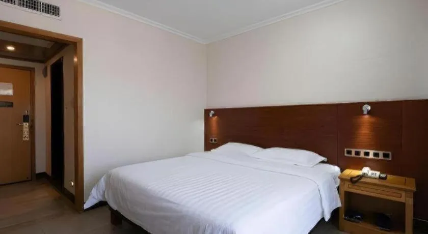 Bed in Nanfang Dasha Hotel