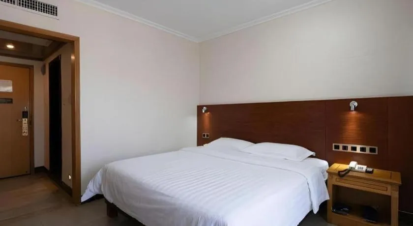 Bed in Nanfang Dasha Hotel