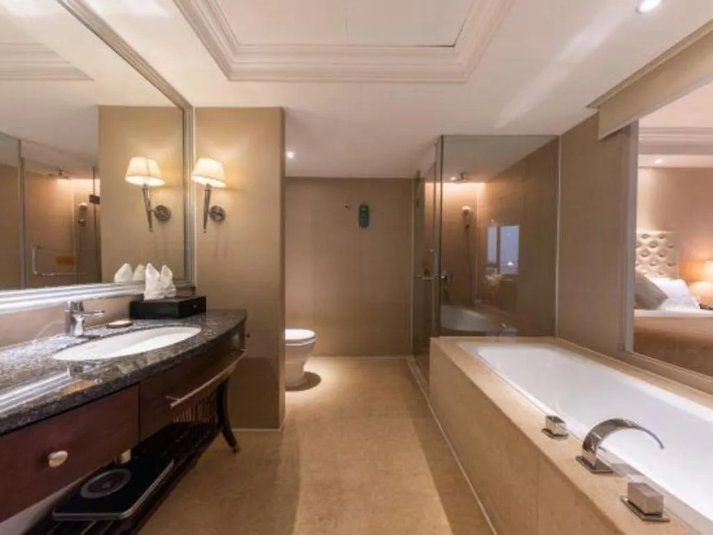 Bed in Dongfang Jianguo Hotel Wuhan