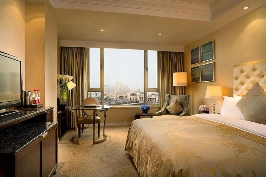 Bed in Dongfang Jianguo Hotel Wuhan