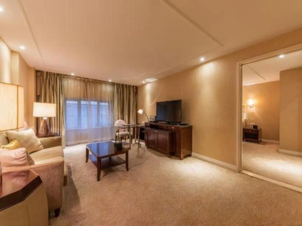 Bed in Dongfang Jianguo Hotel Wuhan