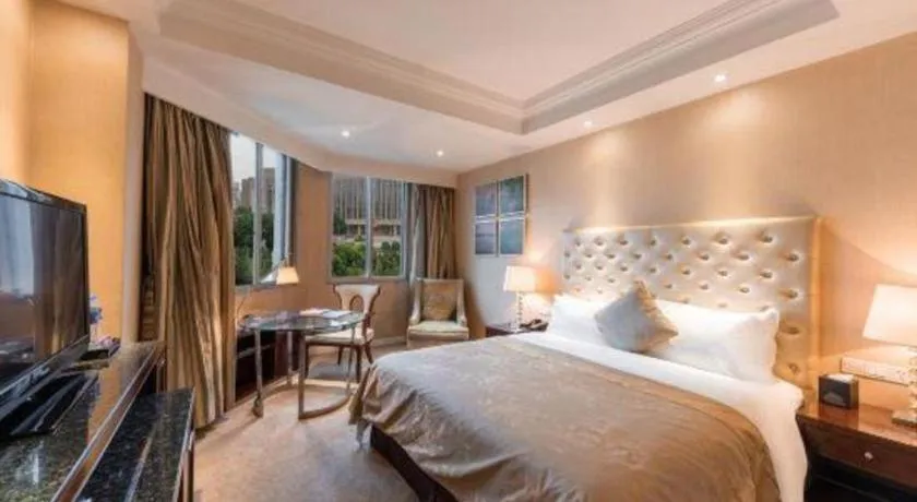 Bed in Dongfang Jianguo Hotel Wuhan